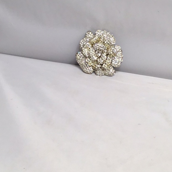 Rhinestone FLOWER BROOCH - Picture 1 of 3